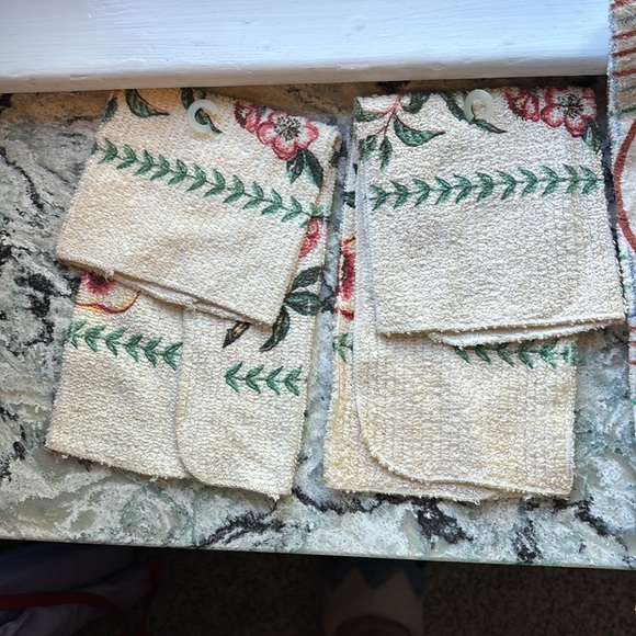 Lot of 4 Unused Vintage Dish Towels. 3 smaller ones & 1 Large Teddy Bear - Picture 3 of 11
